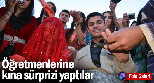 Yüksekova'da öğrenciler öğretmenlerine kına töreni düzenledi