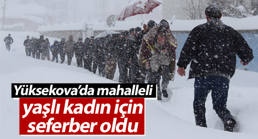 Yüksekova'da mahalleli yaşlı kadın için seferber oldu