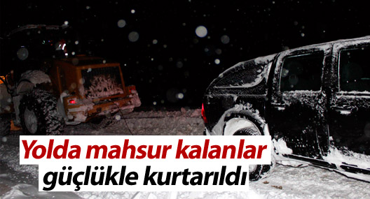 Yolda mahsur kalanlar güçlükle kurtarıldı