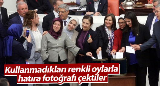 Kullanmadıkları renkli oylarla hatıra fotoğrafı çektiler