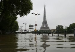 Fransa'da sel felaketi, Louvre'u kapattırdı
