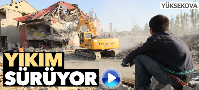 Yüksekova'da başlatılan yıkım çalışmaları devam ediyor