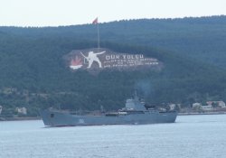 Rus savaş gemisi Boğaz'dan geçti