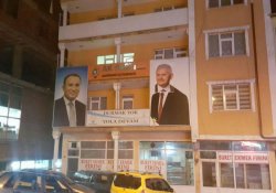 Davutoğlu’nun fotoğrafının baş kısmına Yıldırım’ın fotoğrafı yapıştırıldı