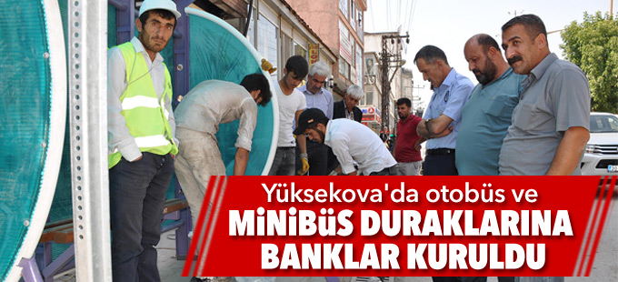 Yüksekova'da otobüs ve minibüs duraklarına banklar kuruldu