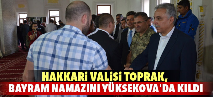 Vali Toprak, bayram namazını Yüksekova'da kıldı