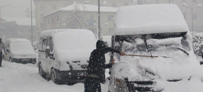 Hakkari’de 27 köy ve 93 mezra yolu ulaşıma kapandı