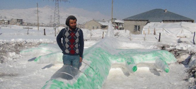 Yüksekova'da kardan savaş uçağı yaptı