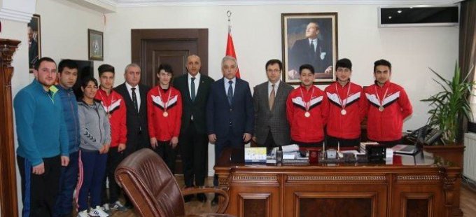 Vali Toprak, şampiyon tenisçileri kabul etti