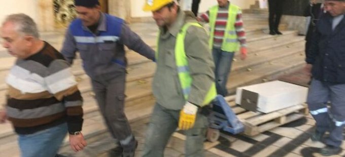 Kırılan Meclis kürsüsü yenilendi