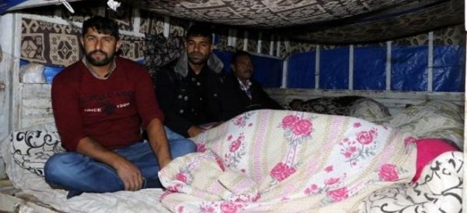 Antalya'nın göbeğinde kamyonda kalıyorlar