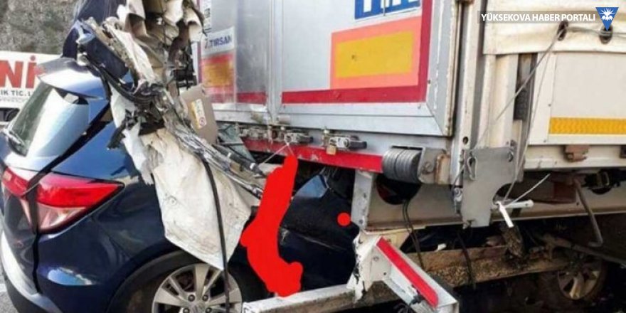 Otomobil, park halindeki TIR'a çarptı: 5 ölü
