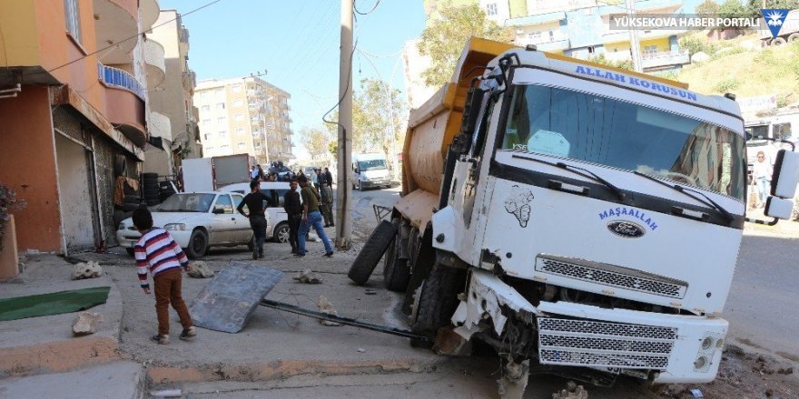 Şırnak’ta freni boşalan kamyon 4 araca çarptı