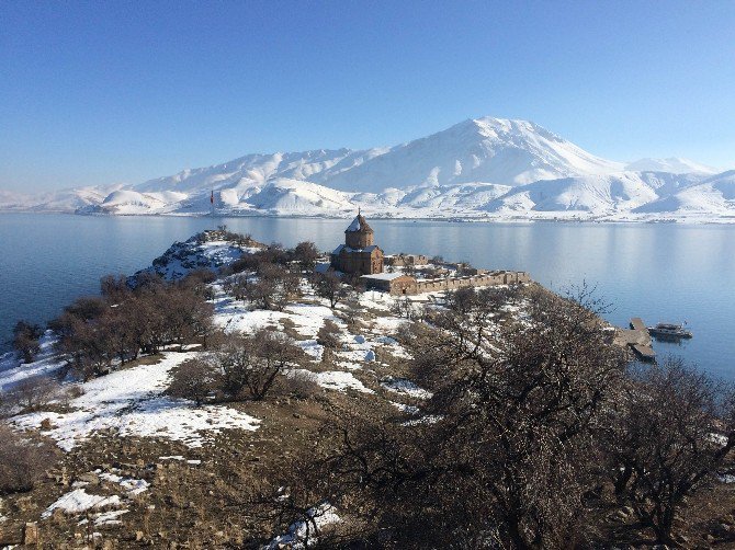 Akdamar Adası kışında bir güzel
