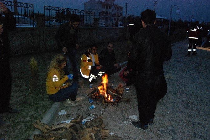Vatandaşlar artçı sarsıntılar nedeniyle geceyi dışarıda geçirdi