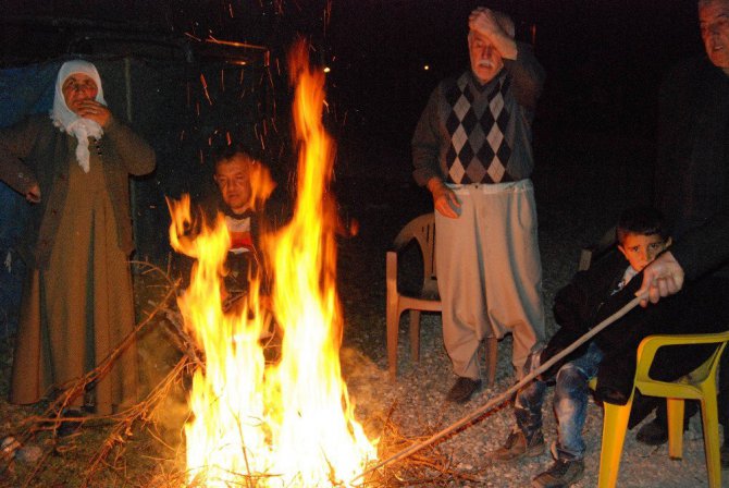 Vatandaşlar artçı sarsıntılar nedeniyle geceyi dışarıda geçirdi