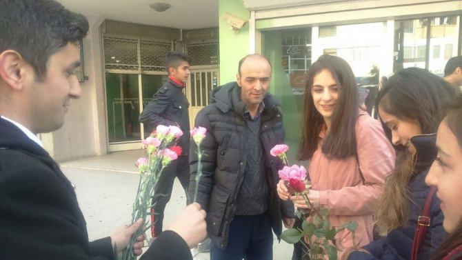 Kadınlara 4 bin çiçek dağıtıldı