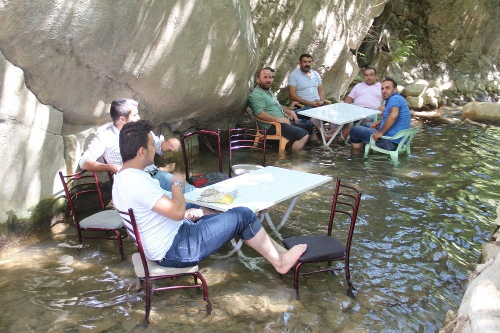 Serinlemek isteyenler Nehri Şelalesi'ne akın ediyor