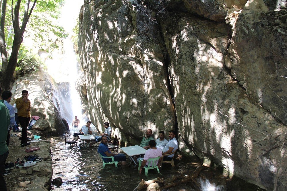 Serinlemek isteyenler Nehri Şelalesi'ne akın ediyor