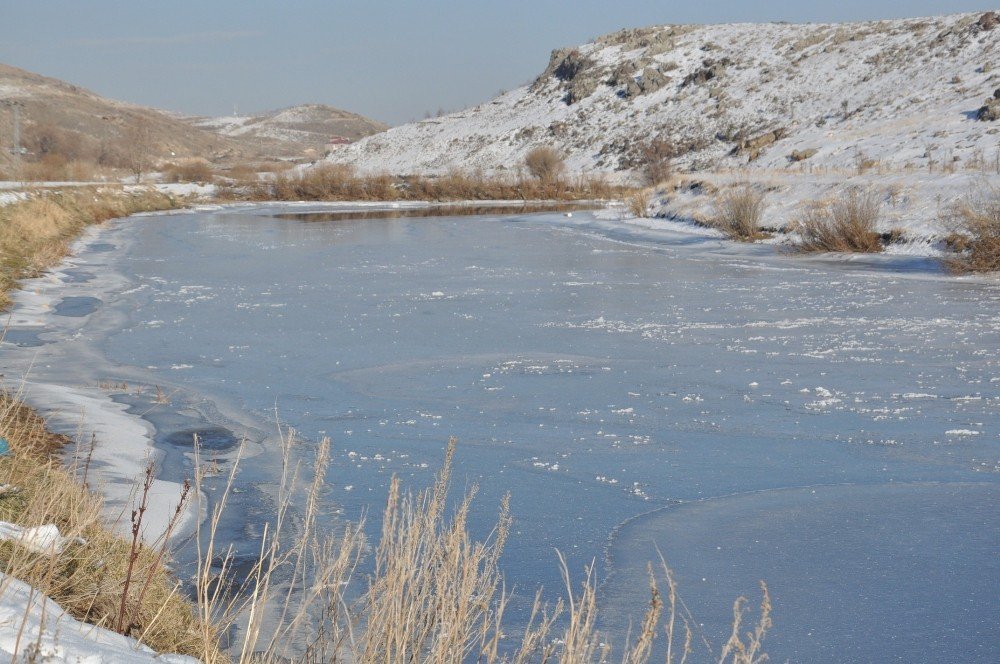 Hava sıcaklığının eksi 19’u gördüğü Kars’ta, Kars Çayı dondu