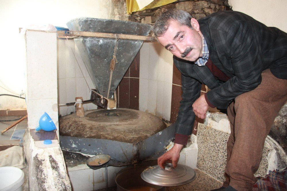 Ermenilerden kalma değirmende tahin üretimi