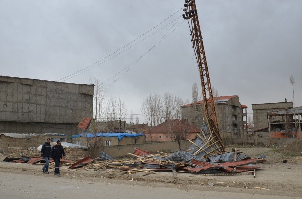 YÃ¼ksekovaâda fÄ±rtÄ±na Ã§atÄ±larÄ± uÃ§urdu: 1 yaralÄ±