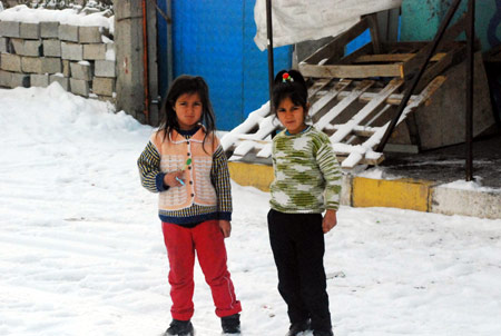 Deprem bölgesinde çocuk kareleri 14
