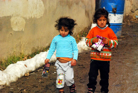 Deprem bölgesinde çocuk kareleri 23