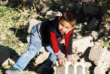 Deprem bölgesinde çocuk kareleri 3