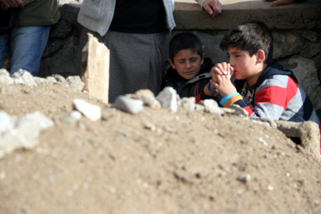 Deprem bölgesinde çocuk kareleri 8