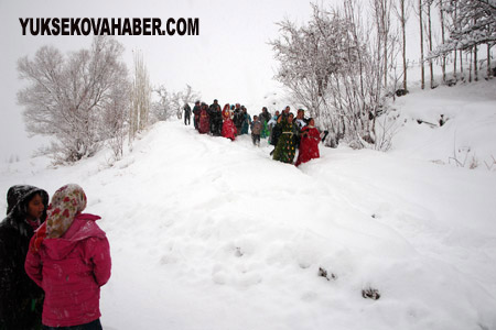 Gelin ve davetliler 3 kilometre karda yürümek zorunda kaldı - Şemdinli 18