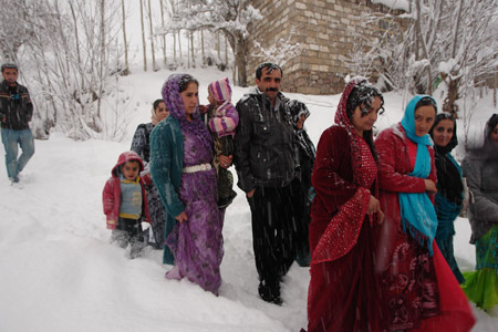 Gelin ve davetliler 3 kilometre karda yürümek zorunda kaldı - Şemdinli 36