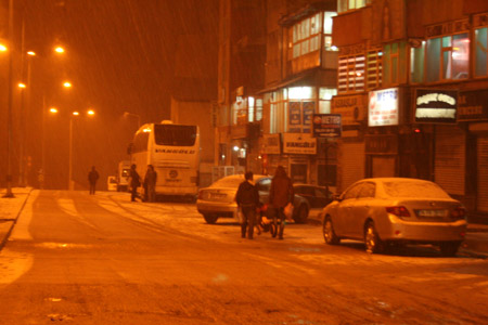 Hakkari'de karlı bir gece 11