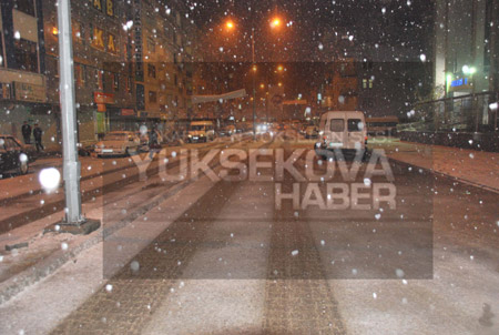 Hakkari'de karlı bir gece 22