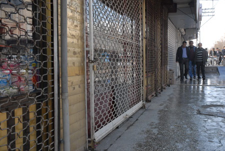 Yüksekova'da kepenkler kapalı 1