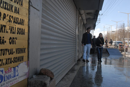 Yüksekova'da kepenkler kapalı 11
