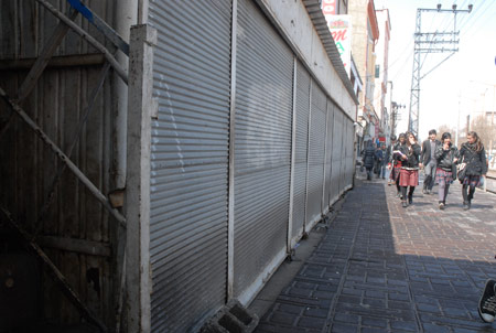 Yüksekova'da kepenkler kapalı 12