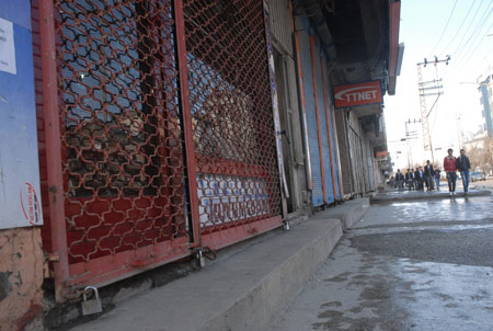 Yüksekova'da kepenkler kapalı 13