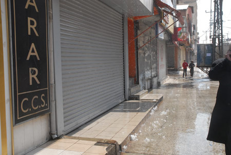 Yüksekova'da kepenkler kapalı 14