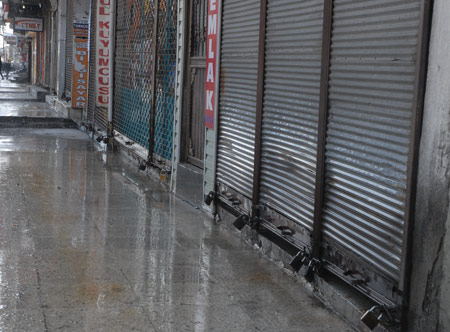 Yüksekova'da kepenkler kapalı 15