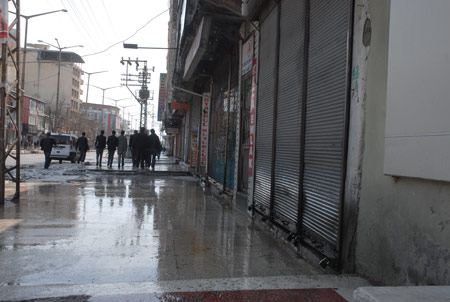 Yüksekova'da kepenkler kapalı 3