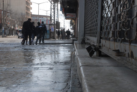 Yüksekova'da kepenkler kapalı 5