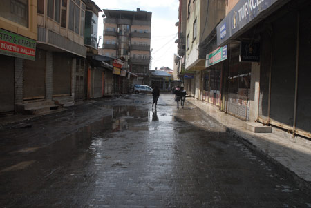 Yüksekova'da kepenkler kapalı 6