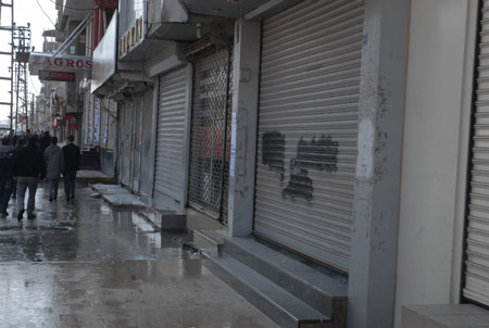 Yüksekova'da kepenkler kapalı 7