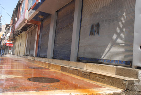 Yüksekova'da kepenkler kapalı 8