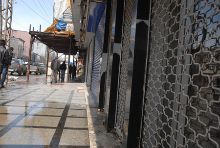 Yüksekova'da kepenkler kapalı 9