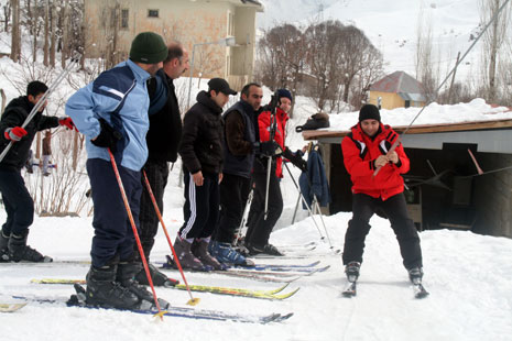 Hakkari'de Otluca tesislerindeki kayak keyfinden fotoğraflar 43