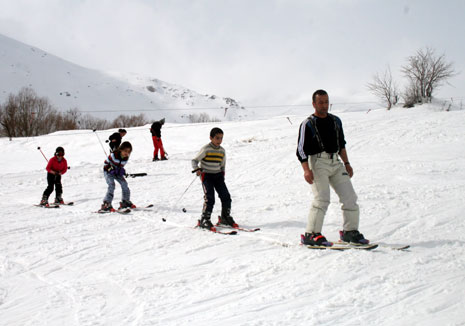 Hakkari'de Otluca tesislerindeki kayak keyfinden fotoğraflar 57