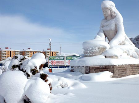 Van'da 2 gündür etkisini sürdüren kar yağışından kareler 1