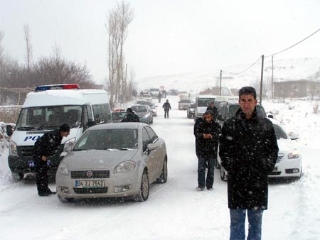 Van'da 2 gündür etkisini sürdüren kar yağışından kareler 12